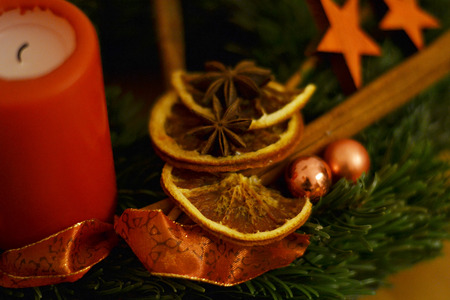 Kerzen, getrocknete Orangenscheiben und Zimtstangen