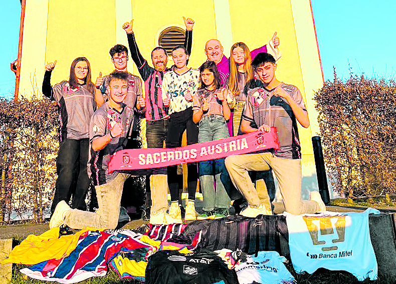 Priesternationalteam sammelt Fußball-Dressen für ukrainische Schüler / Wolfgang Zarl Pfarrer Zdravko Gasparic mit Ministranten, vor der Kirche in Olbendorf.