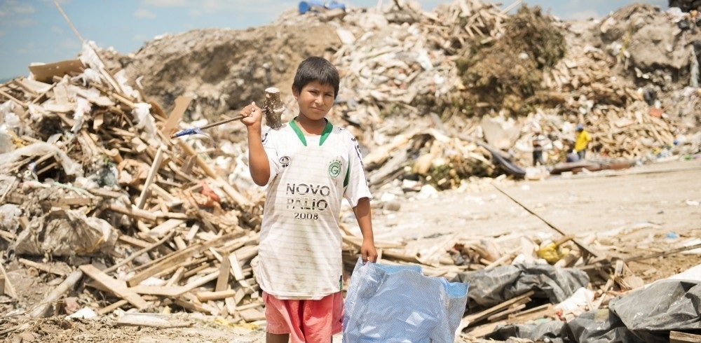 Kleiner Müllsammler in Ecuador / Jugend Eine Welt / Hageneder Jugend Eine Welt: '160 Millionen Kinder müssen täglich schuften'