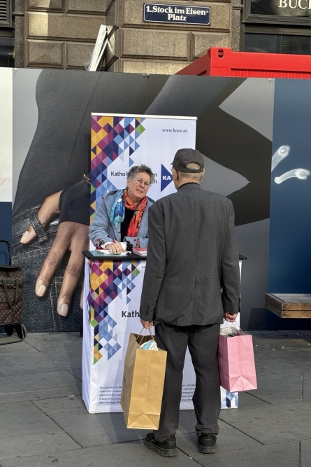 Regina Petrik im Gespräch mit Passanten / KAÖ Generalsekretärin der Katholischen Aktion Österreich Regina Petrik im Gespräch mit einem Passanten beim Dialogstand auf der Straße