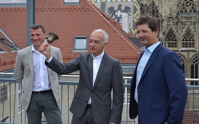 Professor Wolfgang Wagner (TU Wien), Caritas-Präsident Michael Landau und der Generalsekretär für Internationale Programme der Caritas Christoph Schweifer bei der Aktion 'Kirchenglocken gegen den Hunger'