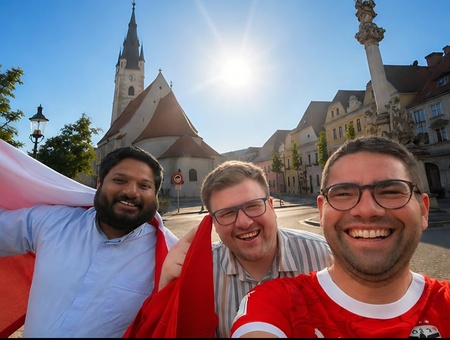 Pfarrer P. Clemens Hainzl (r.), Pastoralassistent Christian Zeitlberger (m.) und Kaplan P. Shyne Kurian (l.) vor der Horner Georgskirche
