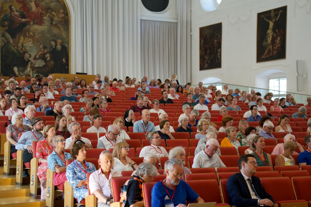 Blick in den Festsaal der Universität Salzburg bei einem Vortrag  
