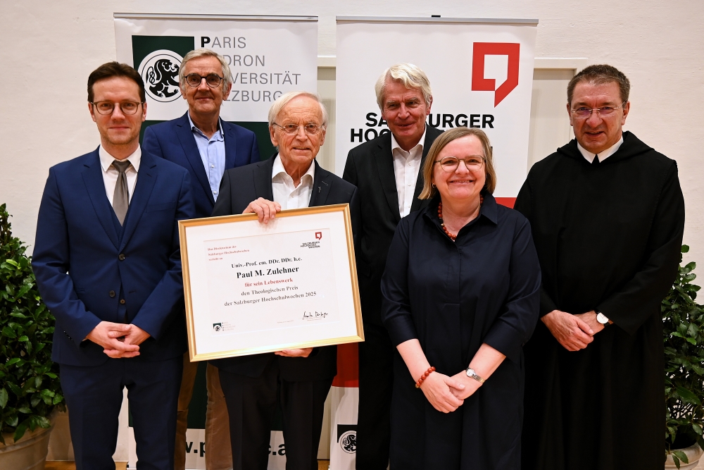 Gruppenfoto nach der Verleihung der Auszeichnung an Prof. Paul Michael Zulehner mit Urkunde in der Hand 