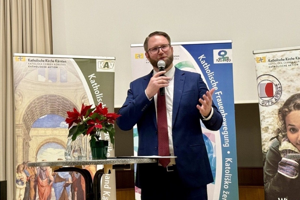 Präsident der Katholischen Aktion Kärnten Marc Hermeshausen stehend bei einer Diskussion 