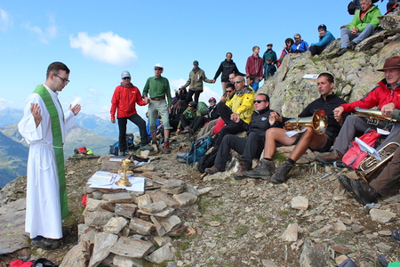 'Bergpfarrer' Peter Rinderer bei einer Gipfelmesse