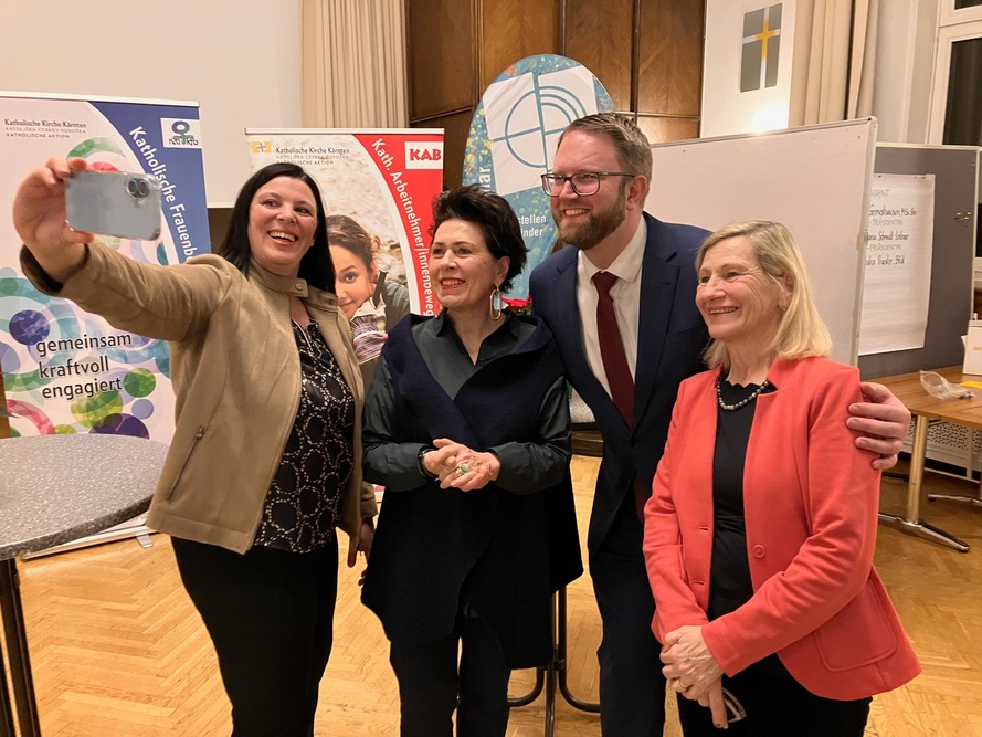 Bild vom neuen KA-Präsidenten und den Vizepräsidentinnen der KA Kärnten beim Selfie-Machen mit scheidender Präsidentin