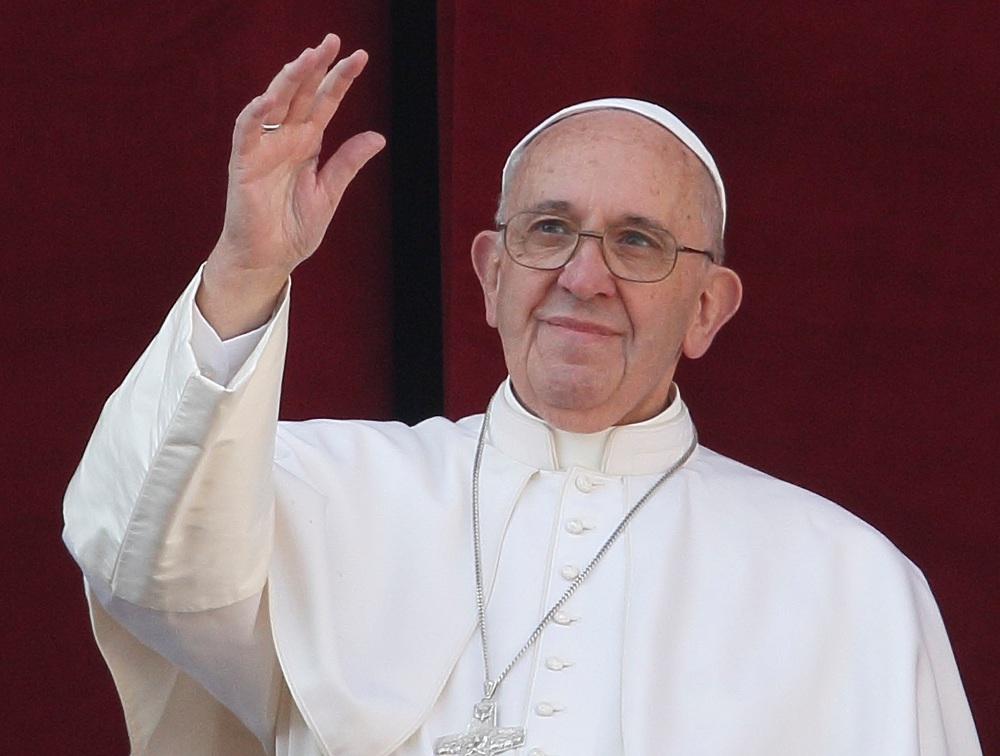 'Urbi et orbi' / © 2015 KNA, www.kna-bild.de - Nutzungsrechte vorbehalten., Paul Haring/CNS photo Papst Franziskus spendet Weihnachten den traditionellen Segen 'Urbi et orbi' (Der Stadt und dem Erdkreis) am 25. Dezember 2015 im Vatikan.