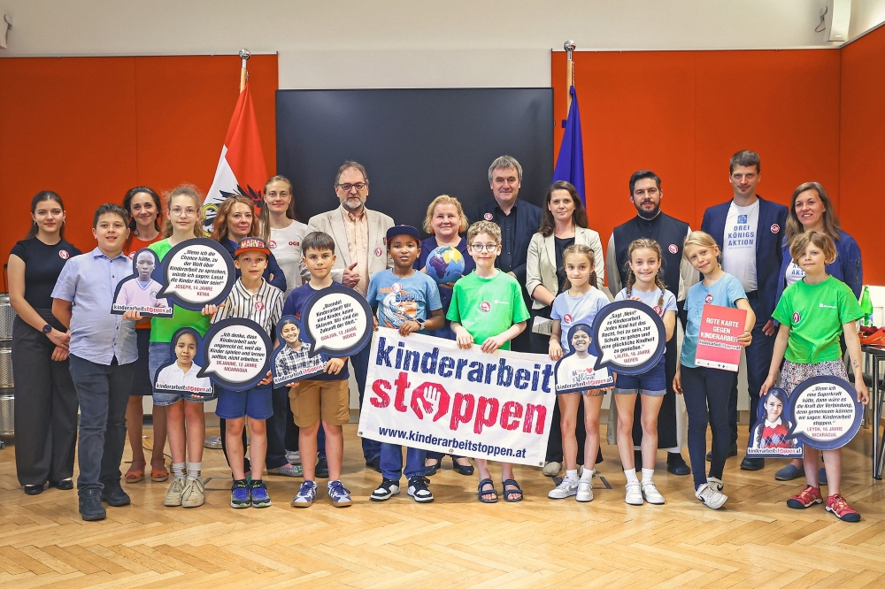 Gruppenfoto der Delegation der Initiative Kinderarbeit stoppen bei Sozialministerin Schumann