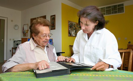 Pflegerin mit Seniorin / www.bilderbox.com