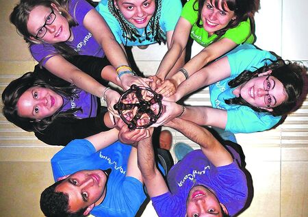 Jugendichen von actionPools der youngCaritas mit dem Solidaritätspreis