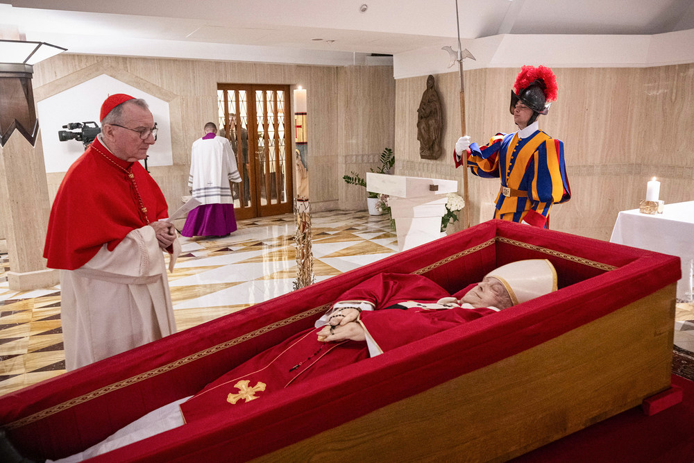 Leichnam von Papst Franziskus / Copyright 2025, KNA GmbH, www.kna.de, All Rights Reserved, Vatican Media Kardinalstaatssekretär Pietro Parolin steht vor dem Leichnam von Papst Franziskus am 21. April 2025 bei der rituellen Feststellung des Todes von Papst Franziskus in der Kapelle des Gästehauses Santa Marta im Vatikan.