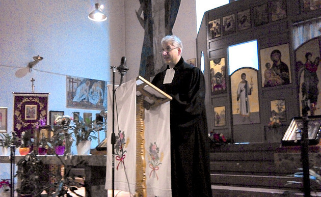 Landessuperintendent Thomas Hennefeld in der serbisch-orthodoxen Kirche Neulerchenfeld / Kathpress