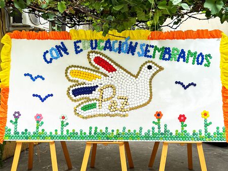 Friedenstaube in Ecuador aus Getränkeverschlüssen