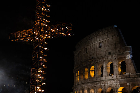 Blick auf das beleuchtete Kreuz mit entzündeten Lichtern vor dem Kolosseum an Karfreitag in Rom (Italien) am 29. März 2024.