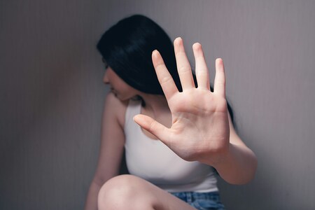 Frau, die eine Hand hochhält, um Gewalt abzuwehren