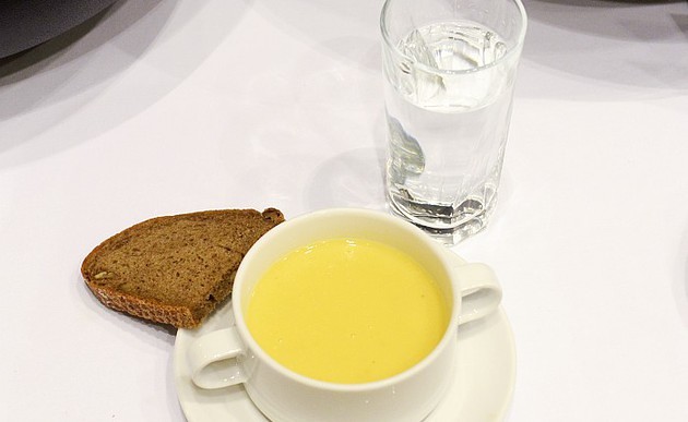 Suppe, Brot und Wasser / kathbild.at/Rupprecht
