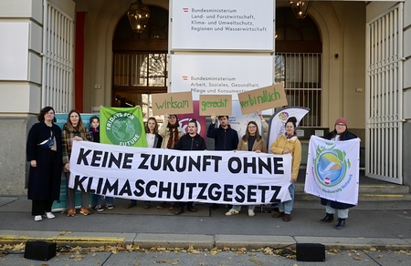 Vor dem Bundesministerium f?r Land- und Forstwirtschaft, Klima- und Umweltschutz, Regionen und Wasserwirtschaft: Kinder- und Jugendorganisationen sowie die Bundesjugendvertretung fordern ein starkes und wirksames Klimaschutzgesetz.