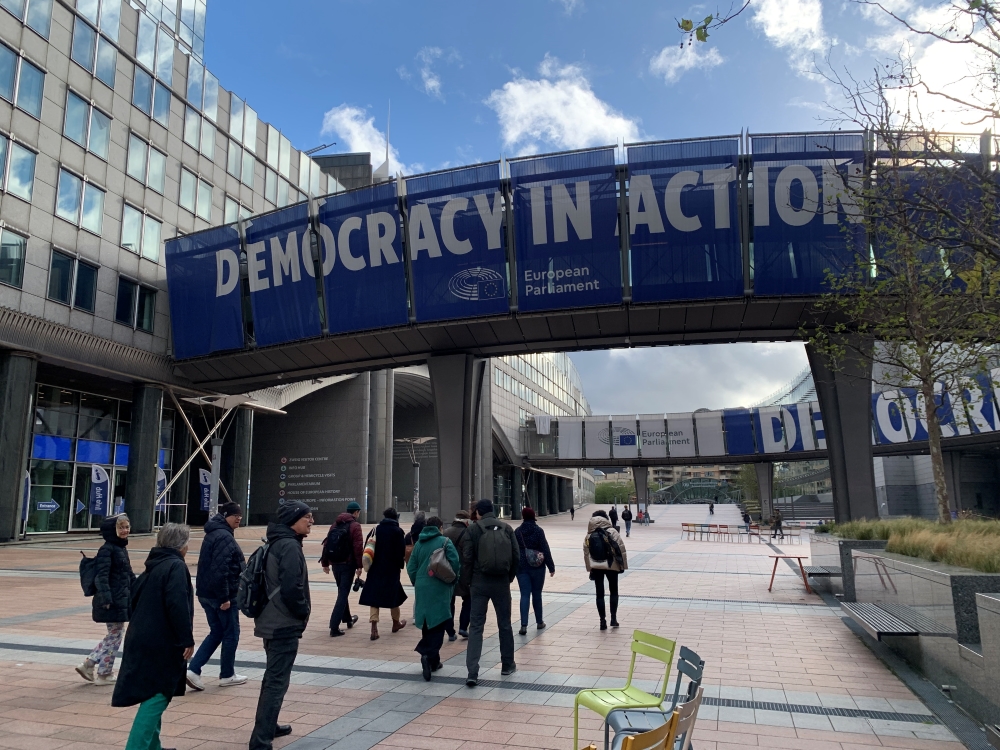 Teilnehmerinnen der Reise nach Brüssel am Weg zum Parlament der Europäischen Union, von hinten fotografiert 