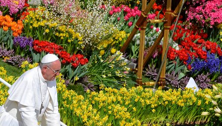 Feier des Ostergottesdienstes mit Papst Franziskus am Ostersonntag, 31. März 2013, auf dem Petersplatz in Rom.Bild: Papst Franziskus fährt nach dem Gottesdienst mit dem Papamobil durch die Menge der Gläubigen.