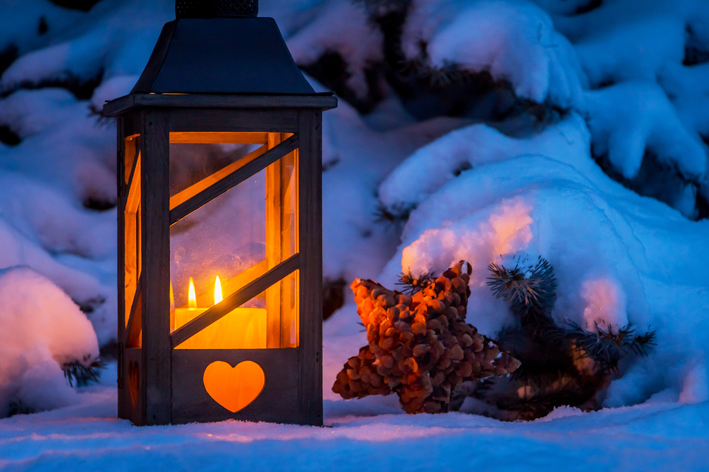 Laterne zu Weihnachten im Schnee / Erwin Wodicka - wodicka@aon.at, Erwin Wodicka Eine Laterne leuchtet im Schnee zu Weihnachten. Romantisches Licht an einem Abend im Winter. Stille und Ruhe