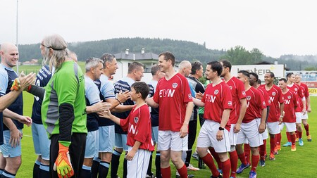 Benefizmatch Priester gegen Bürgermeister brachte 10.000 Euro Spenden