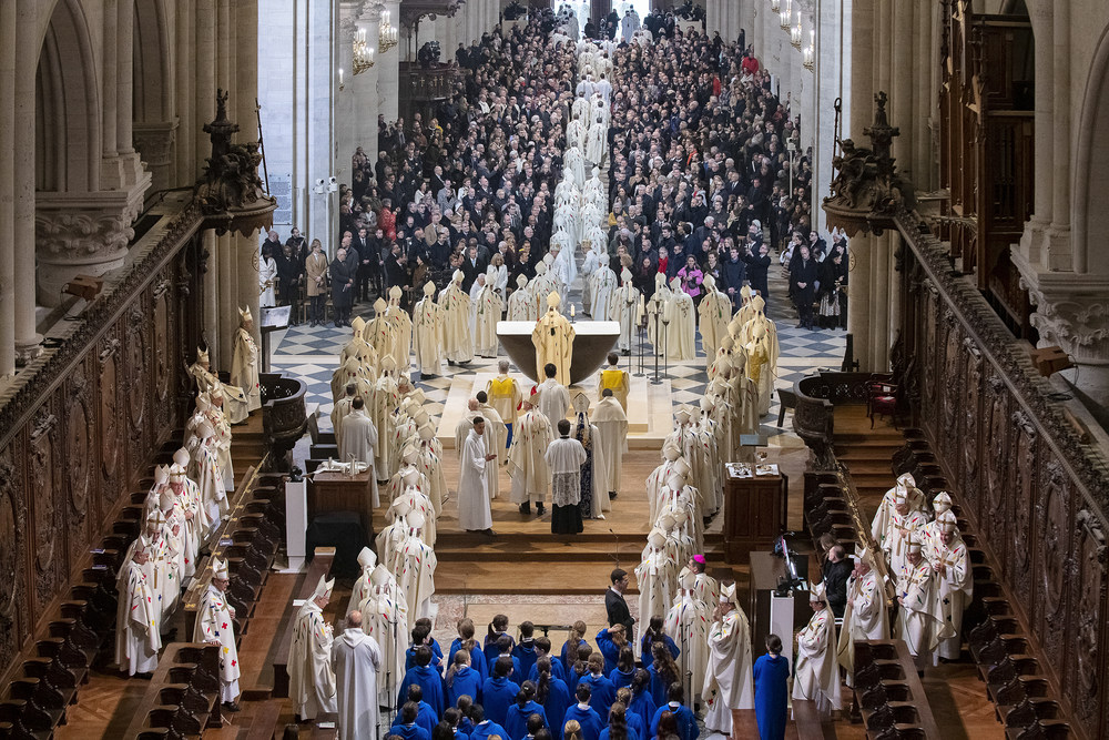 Erster Gottesdienst in der Kathedrale Notre-Dame / KNA-Bild / Corinne Simon Auszug beim ersten Gottesdienst nach der Wiedereröffnung in der Kathedrale Notre-Dame mit Laurent Ulrich, Erzbischof von Paris, am 8. Dezember 2024 in Paris (Frankreich).