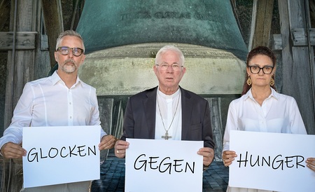(am Bild, v. l.): Kurt Sonneck (Direktor Caritas Salzburg), Erzbischof Franz Lackner und Andrea Schmid (Direktorin Caritas Salzburg).