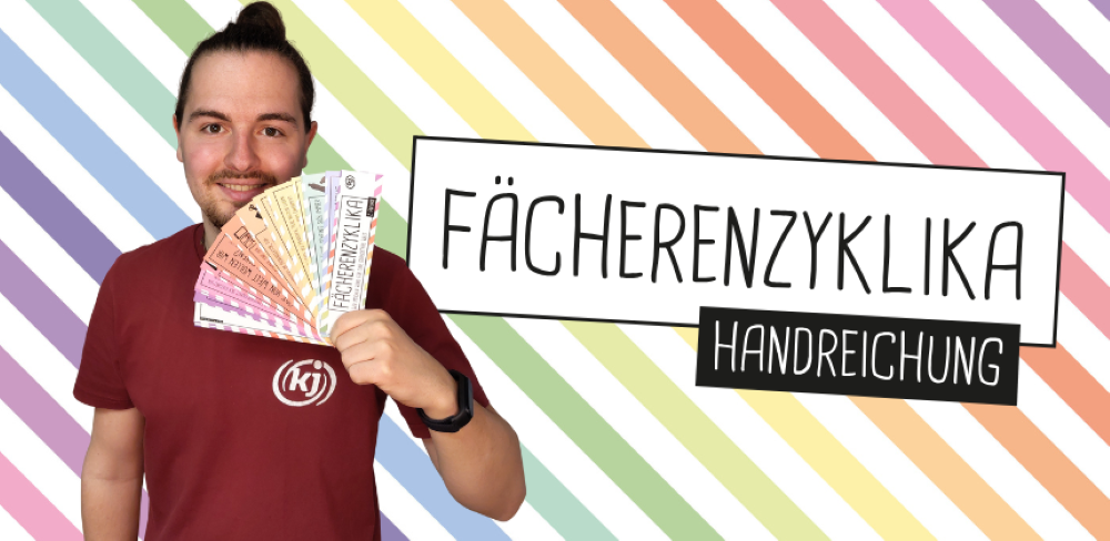 Rafael Haigermoser, ehrenamtlicher Vorsitzender der Katholischen Jugend Österreichs hält den Fächer zur Enzyklika Laudato si‘ in der Hand