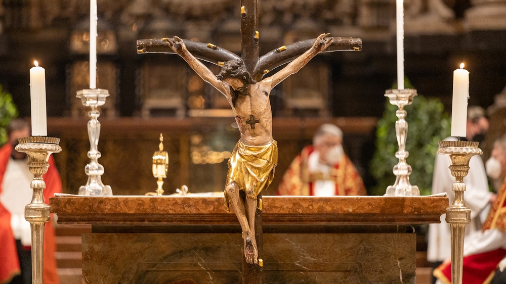 Baumkreuz im Stephansdom / Erzdiözese Wien/ Stephan Schönlaub