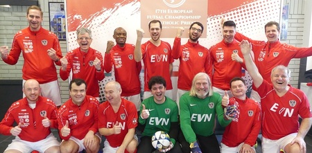 Priesternationalmannschaft spielt Benefizmatch gegen Bürgermeisterelf