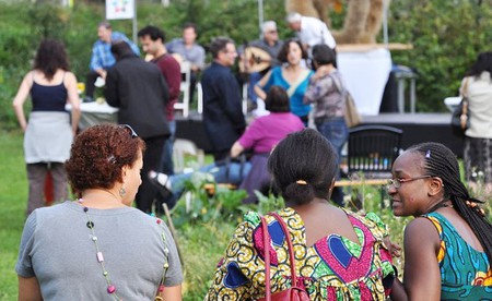 Stift Wilten Menschen verschiedener Kulturen beim Innsbrucker 'Gartendankfest der Religionen'