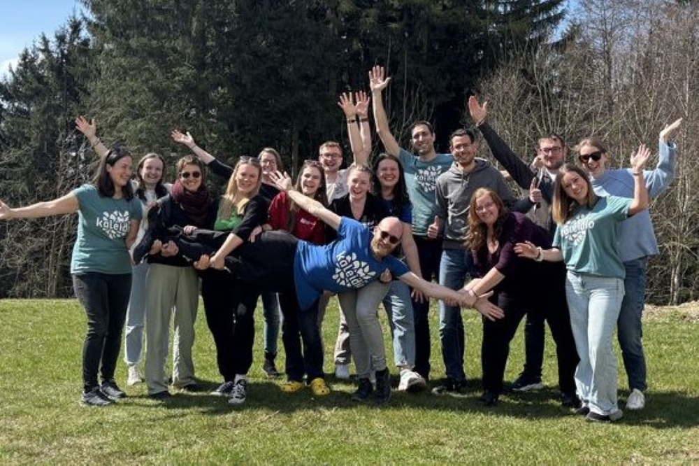 Gruppenbild des Organisationsteams mit ausgestreckten Händen