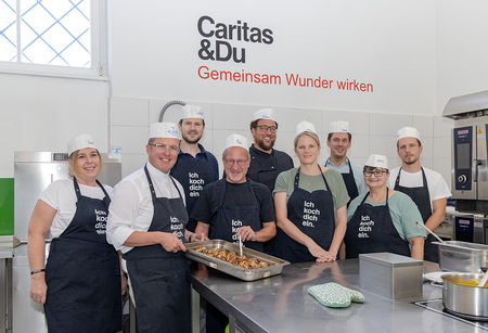 Weihbischof Freitag kocht u.a. mit Diözesandirektor Lukas Grangl am 2. September 2026 im Marienstüberl der Caritas für Besucher:innen 