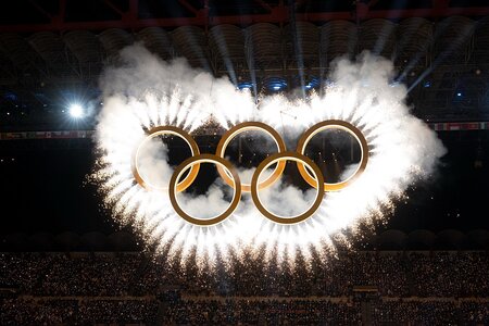 Olympische Ringe mit einem Feuerwerk bei der Eröffnungsfeier in Mailand/Italien 2026