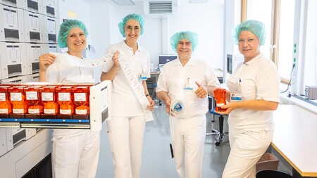 In der zentralen Apotheke der Vinzenz Kliniken Wien werden Tabletten und Kapseln automatisch 'eingetŸtet' - die Apotheker*innen machen die QualitŠtskontrolle