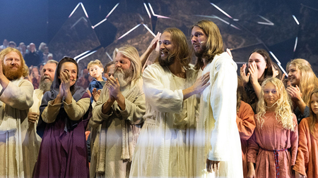Die beiden Jesus-Darsteller Christoph Esterl und Stefan Pfisterer nach der letzten Aufführung.