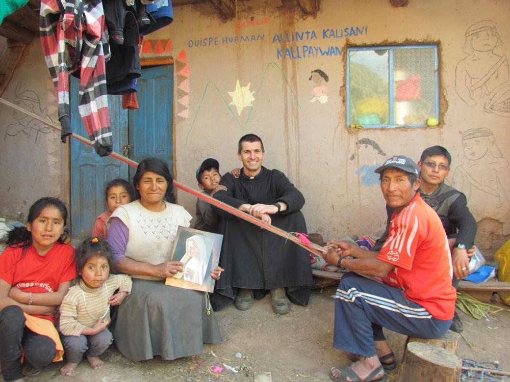 P. Sebastian Dumont bei einem Familienbesuch / Misioneros Siervos de los Pobres Ordensleute zu Mission heute: Dialog statt Bekehrung