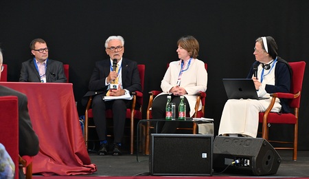 Panel am 28. August 2025 - v.l.: Markus Gerhartinger (Umweltbeauftagter der ED Wien), Marcelo Suárez-Orozco (Päpstliche Akademie der Sozialwissenschaften), Cornelia Richter (design. evangelische Bischöfin in Österreich), Sr. Helen Alford (PASS)