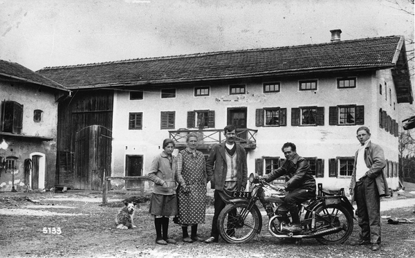 Franz Jägerstätter / honorarfrei - Kommunikations- Büro- Linz honorarfrei - Kommunikations- Büro- Linz, Erna Putz Franz nach seiner Rückkehr aus der Steiermark, er besitzt das erste Motorrad im Dorf. Von links nach rechts: Ziehschwester Aloisia, Mutter Rosalia, Adoptivvater Heinrich J?gerst?tter, Franz und ein zuf?llig anwesender Fleischhauer.