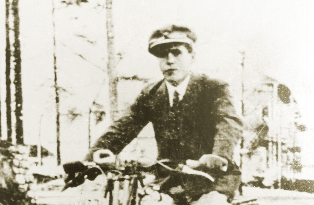 Franz J?gerst?tter / Franz Josef Rupprecht, Rupprecht@kathbild.at Franz J?gerst?tter auf einem Motorrad 1921.? Franz Josef Rupprecht; A-7123 M?nchhof; Bank: Raiffeisenbank M?nchhof (BLZ 33054), Kto.-Nr.: 17.608