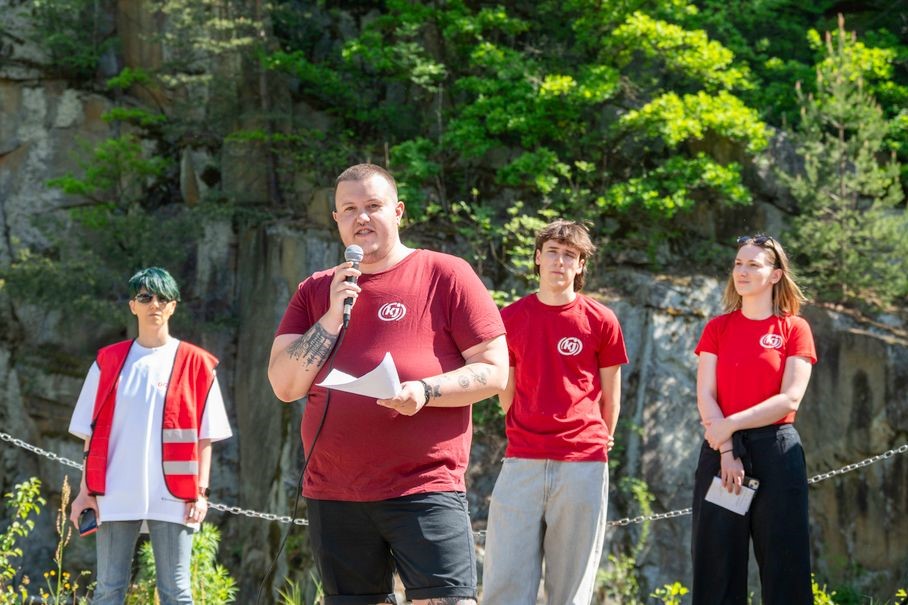 Keno Lothring, Vorsitzender kj oö bei Gedenkrede / © Diözese Linz / Samuel Haijes Vorsitzender der Katholischen Jugend Oberösterreich Keno Lothring bei seiner Rede bei der Gedenk- und Befreiungsfeier 2026 in Mauthausen